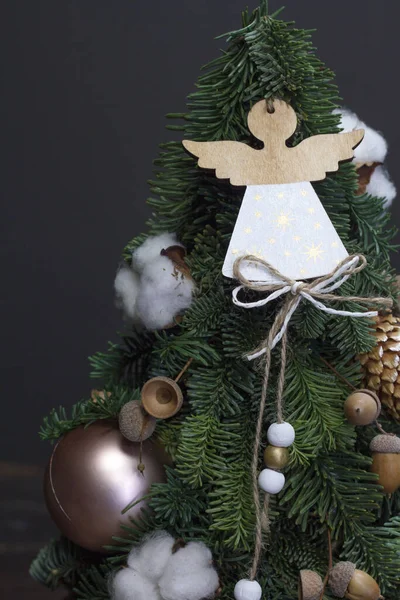 Árvore de Natal feita de abeto Nobilis fresco, decorado com ornamentos festivos e cones de pinho — Fotografia de Stock