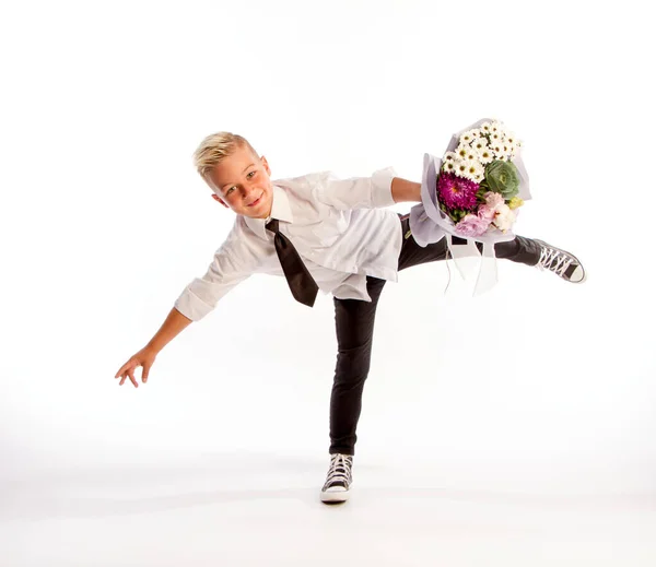 Alegre rubio chico de moda da ramo de flores en vuelo sobre fondo blanco estudio, entrega de flores, Primavera de la Mujer Día —  Fotos de Stock