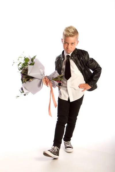 Alegre chico rubio de moda da ramo sobre fondo blanco estudio, flores de entrega, Primavera de la Mujer Día —  Fotos de Stock