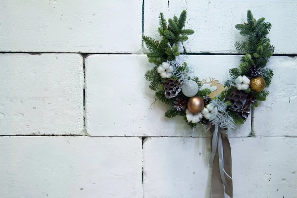 Grinalda ferradura de Natal decorada com ramos de abeto, bolas de Natal e materiais naturais, conceito de Ano Novo — Fotografia de Stock