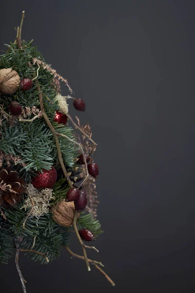 Vacker Vinter Julgran Gjord Färska Nobilis Gran Dekorerad Med Festliga — Stockfoto