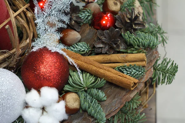 Weihnachts Oder Neujahrskomposition Weidenkorb Mit Tannenzweigen Verziert Mit Naturmaterialien Auf — Stockfoto