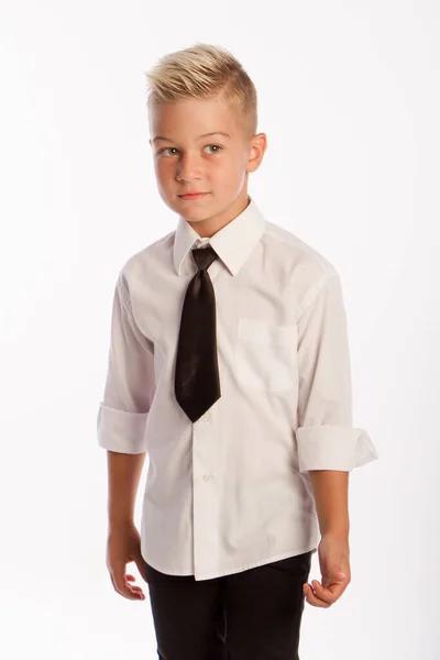 Estudio retrato de chico rubio caucásico con estilo en camisa y corbata, fondo blanco, espacio de copia —  Fotos de Stock