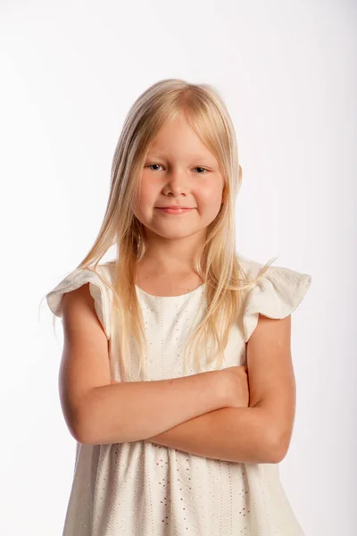 Портрет модной маленькой девочки счастливой, улыбающейся в студии. Изолированный белый фон Стоковое Изображение