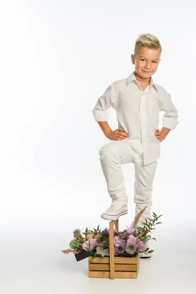 Estudio Retrato Moda Rubio Chico Caucásico Con Cesta Madera Flores —  Fotos de Stock