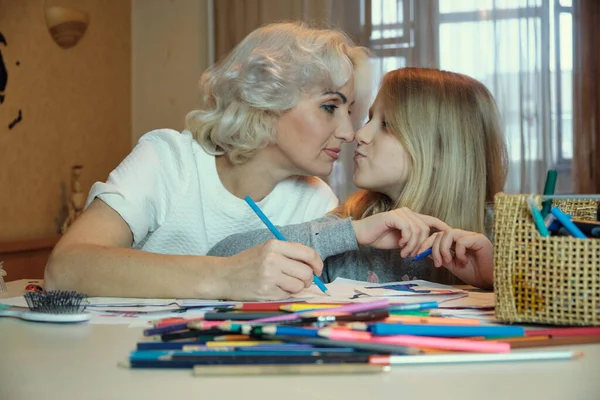 Reife Mutter Und Ihre Kleine Tochter Zeichnen Zusammen Machen Hausaufgaben — Stockfoto