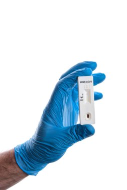 Doktor, dünya çapında beyaz salgın hastalıklar konseptine izole edilmiş Novel Coronavirus 'a IgM ve IgG antikorlarının tespiti için hızlı laboratuvar COVID-19 testi gösteriyor..