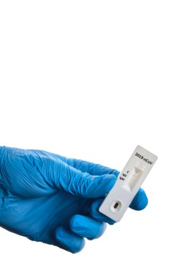 Doktor, dünya çapında beyaz salgın hastalıklar konseptine izole edilmiş Novel Coronavirus 'a IgM ve IgG antikorlarının tespiti için hızlı laboratuvar COVID-19 testi gösteriyor..