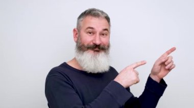 Neşeli, olgun sakallı adam iki elini de sağa ve sola doğru uzattı. Reklam konsepti, ağır çekim.