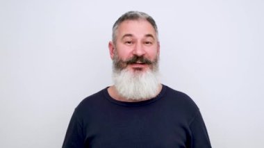 Evde kamerayla konuşan olgun bir adam, sakallı bir erkek online öğretmen blogcusu, web kamerasıyla iletişim kuruyor, uzaktan konferans görüntüsü, video kaydı, web kamerası görüntüsü...