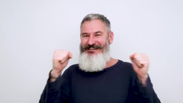 Succesvolle Gelukkige Man Van Middelbare Leeftijd Met Een Baard Die — Stockvideo