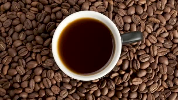 Kopje Koffie Met Vers Gebrande Koffiebonen Achtergrond Close Cirkelvormige Rotatie — Stockvideo