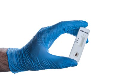 Doktor, dünya çapında salgın konsepti olan Novel Coronavirus 'a IgM ve IgG antikorlarının tespiti için hızlı laboratuvar COVID-19 testi gösteriyor..