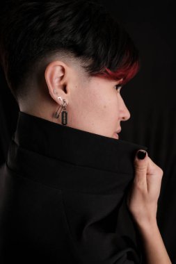 Siyah arka planda izole edilmiş güzel bir yetişkin esmerin profil portresi.