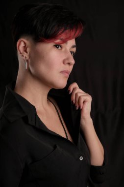 Siyah arka planda izole edilmiş güzel bir yetişkin esmerin yarım boy portresi.