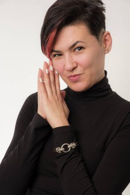 Beyaz arka planda izole edilmiş gülümseyen güzel, yetişkin bir esmerin yarım boy portresi.