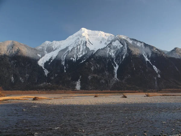 Monte Cheam Con Fiume Fraser Primo Piano Prossimità Della Città — Foto Stock