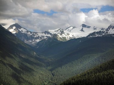 Kanada 'da çağlayan dağlar
