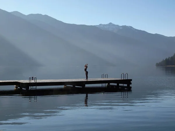 在不列颠哥伦比亚省库尔图斯湖边练习瑜伽的女孩 — 图库照片