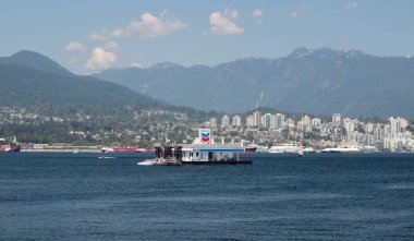 Vancouver, İngiliz Kolombiya, Kanada, 07-10-2011, Vancouver British Columbia Kanada 'sında suyun ortasında benzin istasyonu