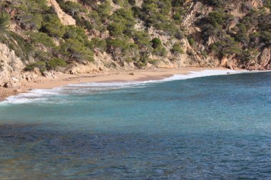 Mavi suları olan Akdeniz kıyıları