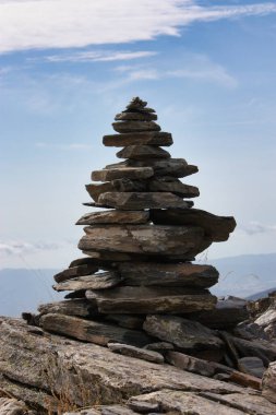 Dağlarda taş piramit kilometre taşı