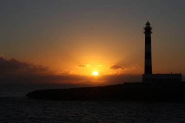 Akdeniz fenerinin yanında gün batımı
