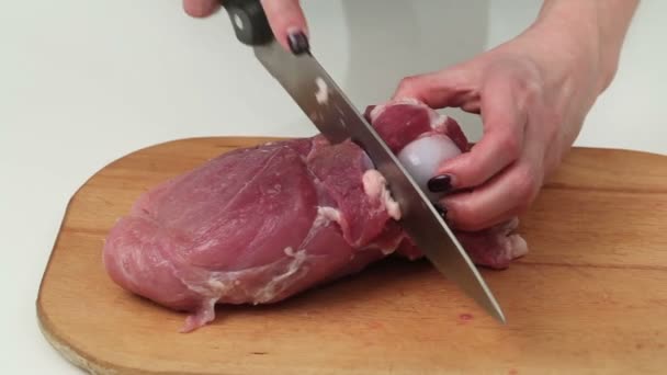 Женщина режет мясо ножом — стоковое видео
