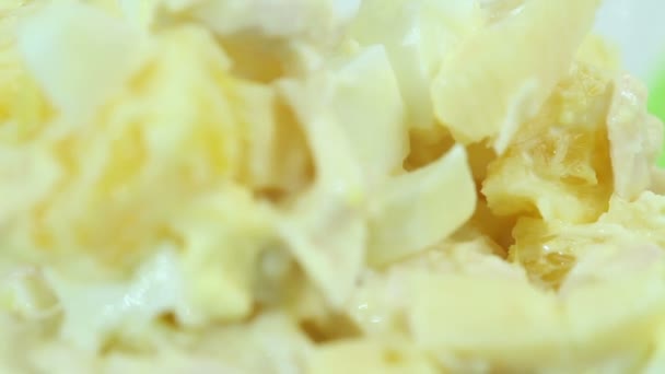 Салат из яиц, апельсин, курица, сыр, стоя — стоковое видео