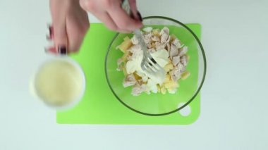 Mayonez bir tabak içinde yatıyordu