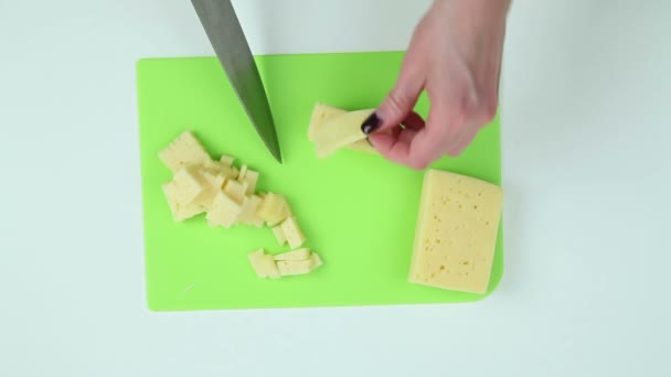 Tagliare il formaggio a pezzi — Video Stock