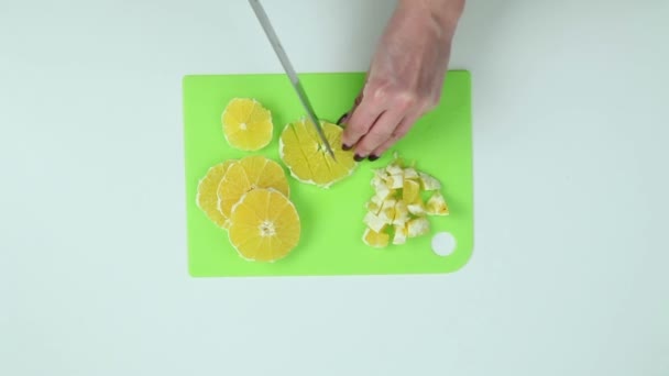 Slice the oranges with a knife — Stock Video