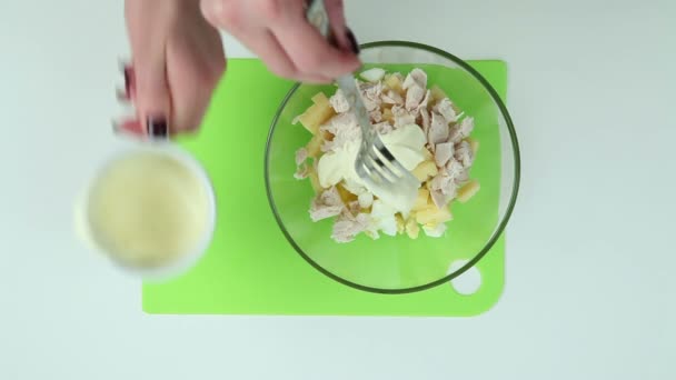 Coloque a maionese em um prato — Vídeo de Stock