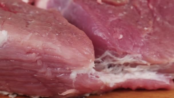 A carne está na tábua de corte — Vídeo de Stock