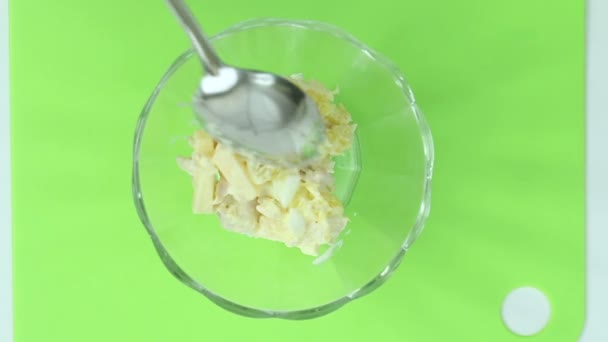 Coloque la ensalada en un tazón — Vídeos de Stock
