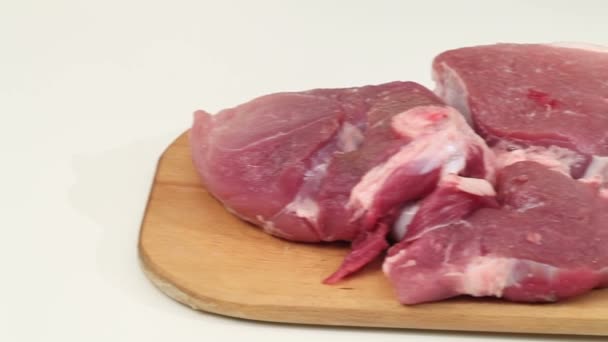 Kvinna skära kött med en kniv — Stockvideo