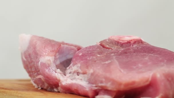 Fleisch steht auf dem Schneidebrett — Stockvideo