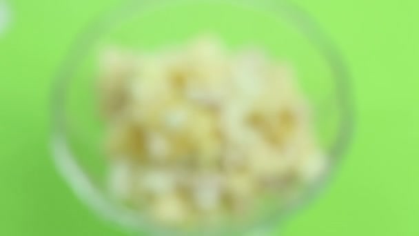 Ensalada de huevos, naranja, pollo, queso, de pie — Vídeos de Stock