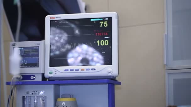 Kardiotokograf na operačním sále — Stock video