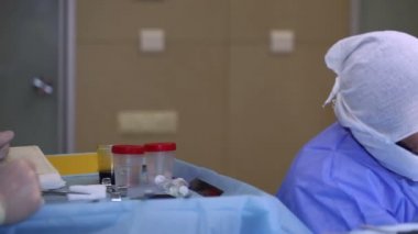 Doktor ameliyat yapıyor