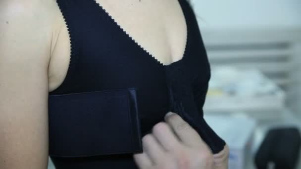 Att lägga ett bandage för bröstet. Bröstimplantat bandage — Stockvideo