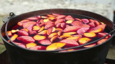 Dökme demir tencere mulled şarap ile