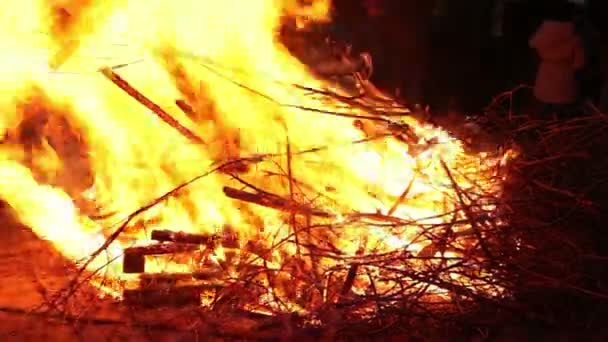 Grande fogueira em Shrove terça-feira — Vídeo de Stock