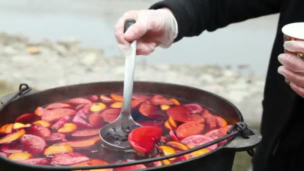 Cast iron pot with mulled wine — Stock Video