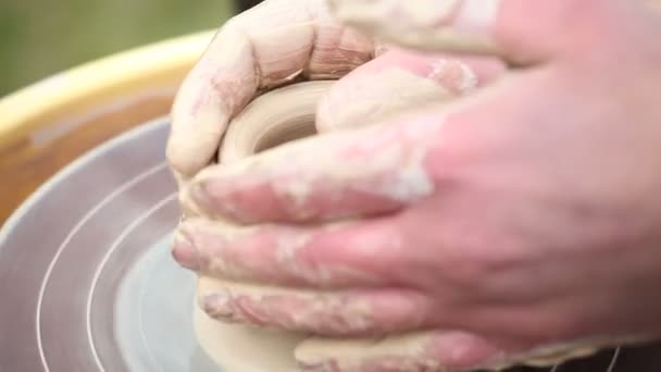 The potter molds clay dishes — Stock Video