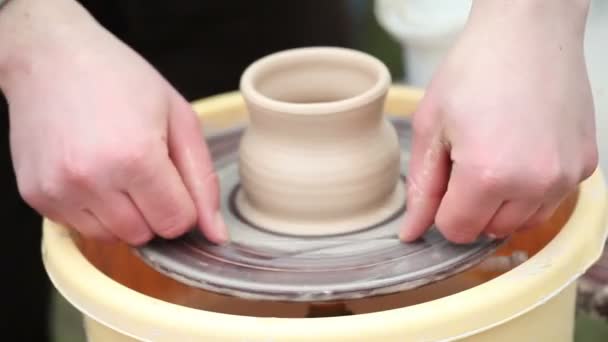 The potter molds clay dishes — Stock Video