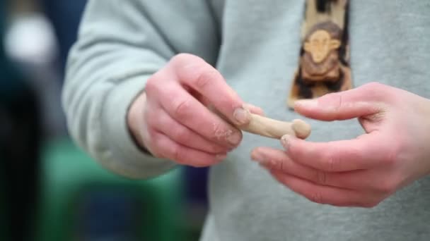 Der Töpfer formt Tonschalen — Stockvideo