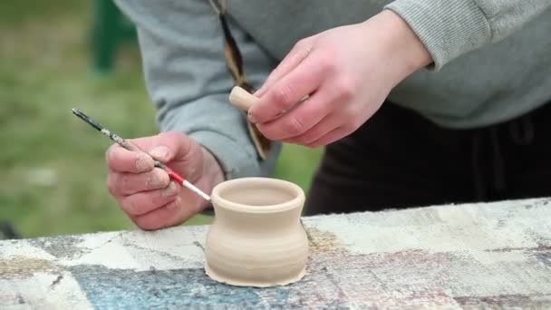 The potter molds clay dishes — Stock Video