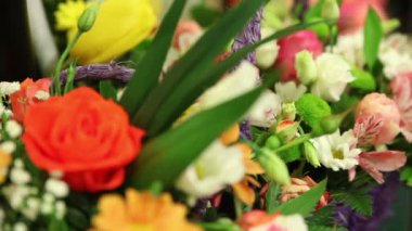 Karanfil ile şenlikli çiçek gül