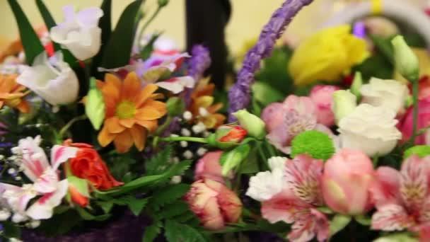 Feestelijke bloemen rozen met anjers — Stockvideo